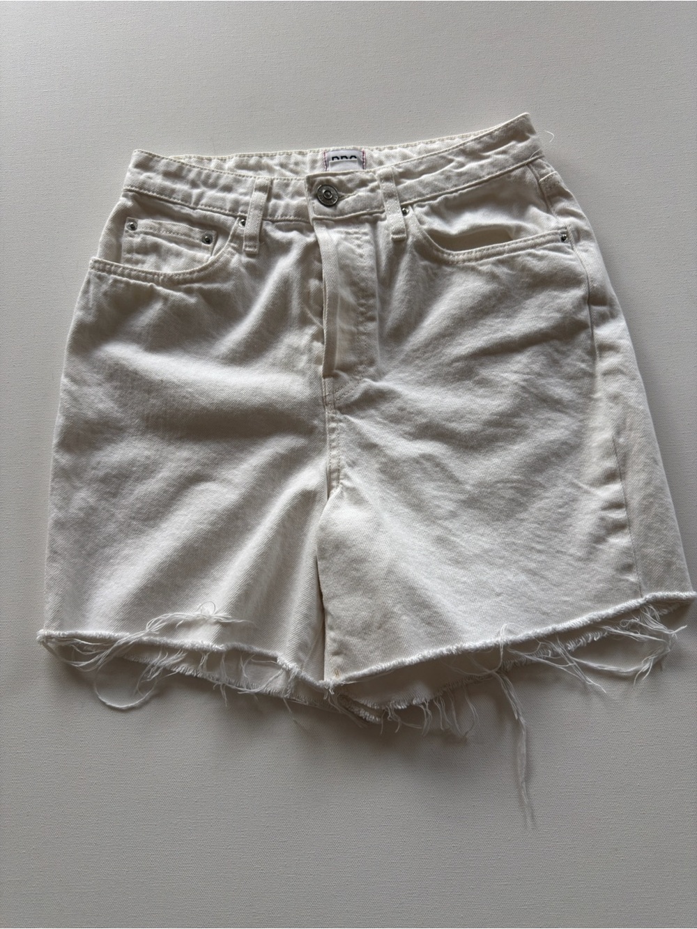 EUC Women's BDG Urban Outfitters White Denim Frayed Hem Shorts Size 28 (KB9)